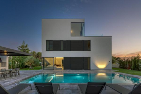 Villa A in Fažana for 8 plus 2 persons with infinity pool only 100 meters from the sea